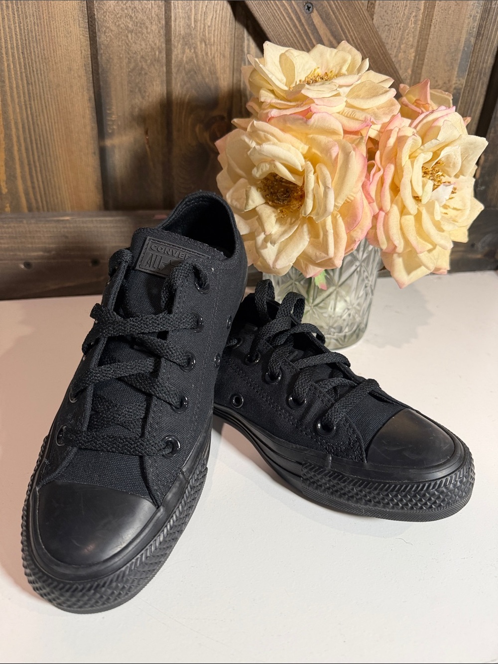 Converse Black Low Top Sneakers nwot